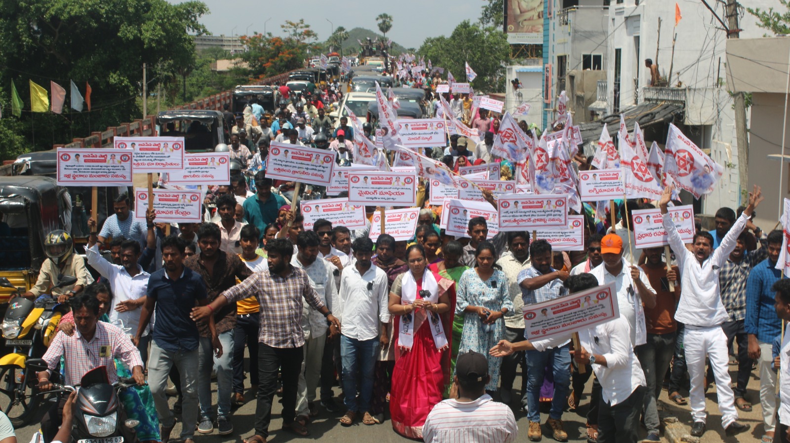 లోకం మాధవి